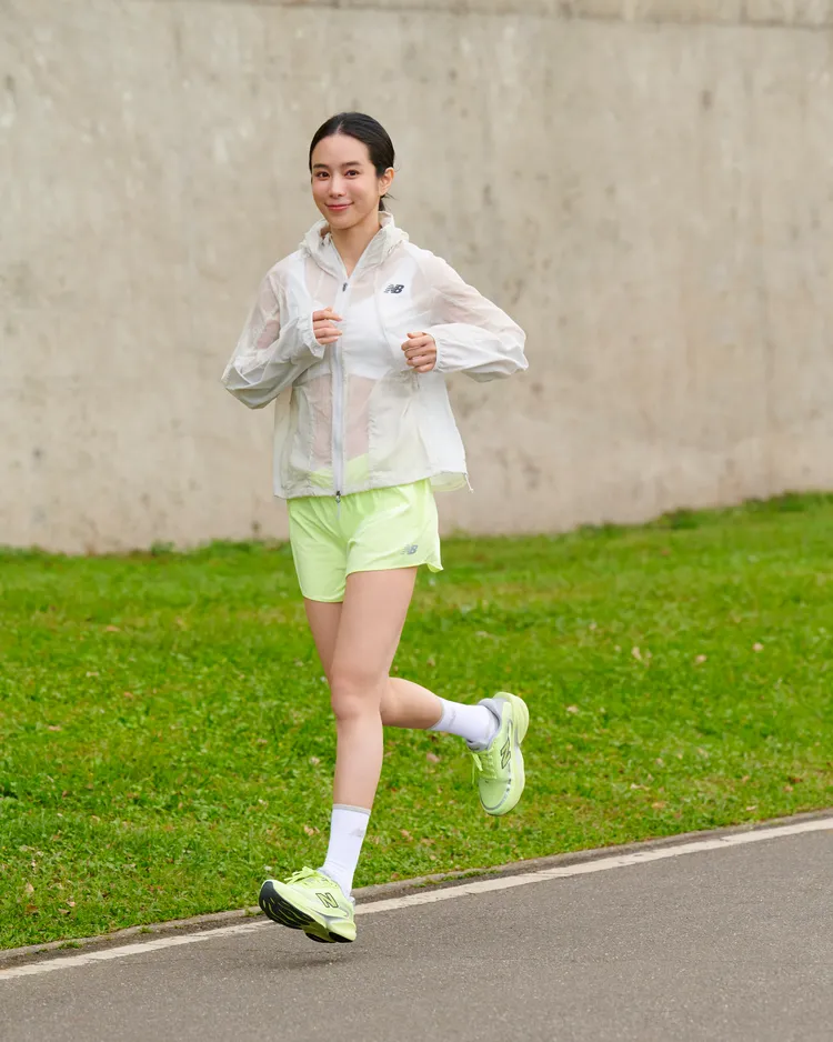 温貞菱拍攝New Balance春夏運動特輯形象片。品牌提供