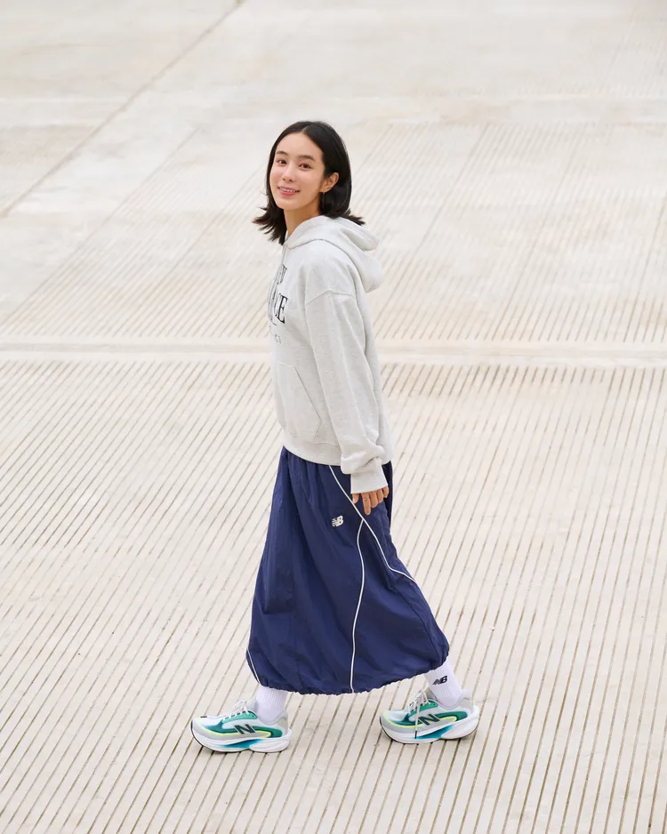 温貞菱以連帽上衣搭配抽繩長裙，並以藍綠撞色款Ellipse替造型帶來活力。品牌提供
