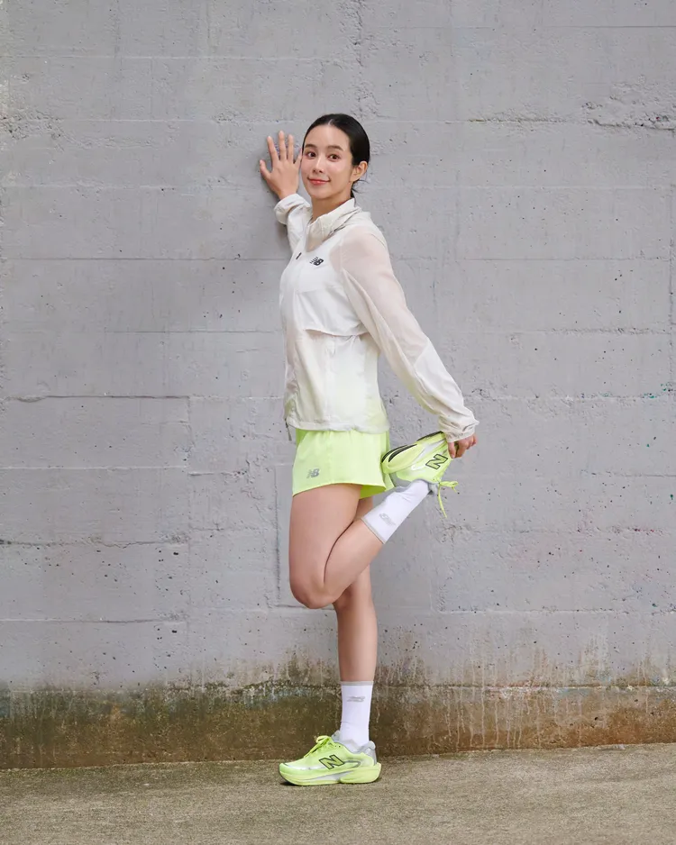 温貞菱以運動裝束搭配亮眼螢光黃跑鞋呈現跑者風采。品牌提供