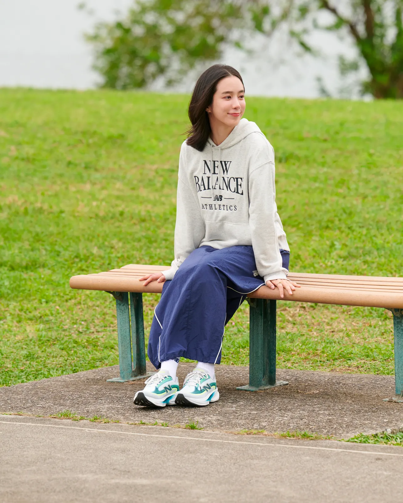 温貞菱示範Ellipse跑鞋的多樣穿搭可能性。品牌提供