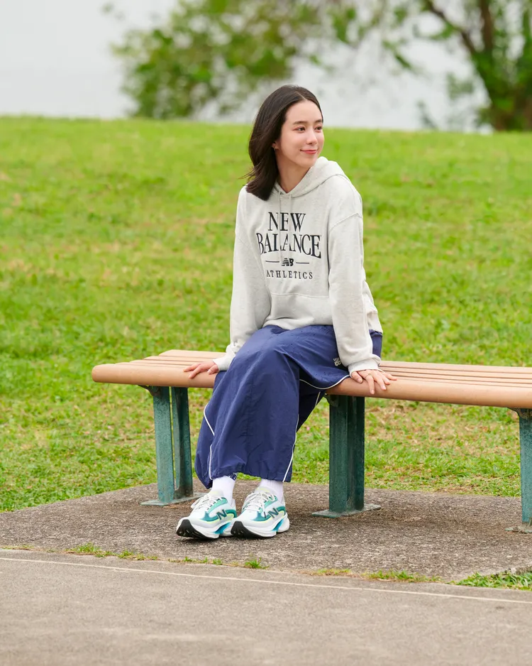 温貞菱示範Ellipse跑鞋的多樣穿搭可能性。品牌提供