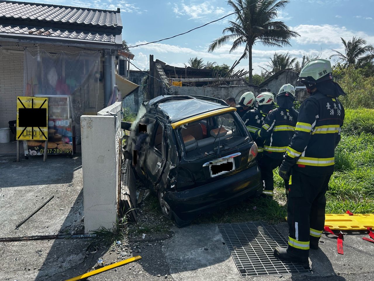 台11線成功路段 自小客車撞民宅圍牆駕駛命危