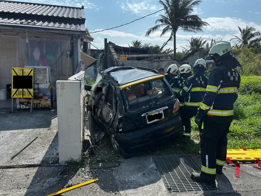 台11線成功路段　自小客車撞民宅圍牆駕駛命危