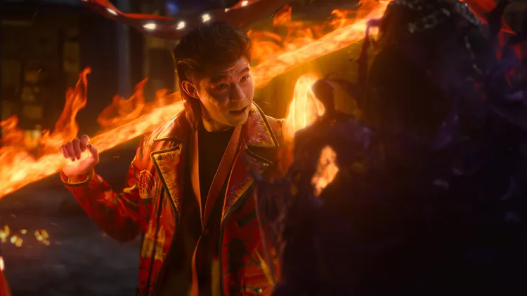 王柏傑飾演三太子手持燃燒長棍現身。Netflix提供