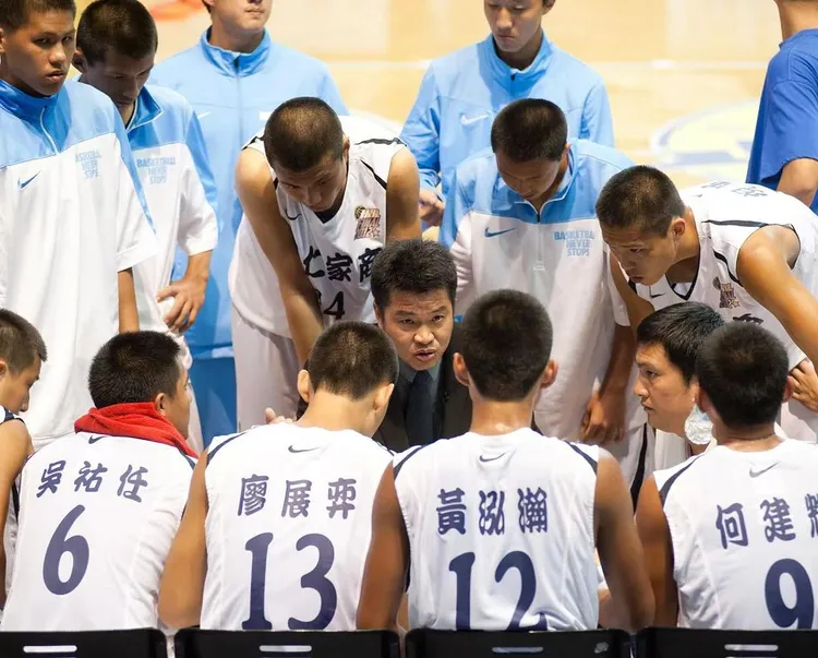 林正明教練孕育出不少優秀的能仁家商籃球員，如今現任教練也希望奪冠獻給恩師。翻攝自黃泓瀚IG