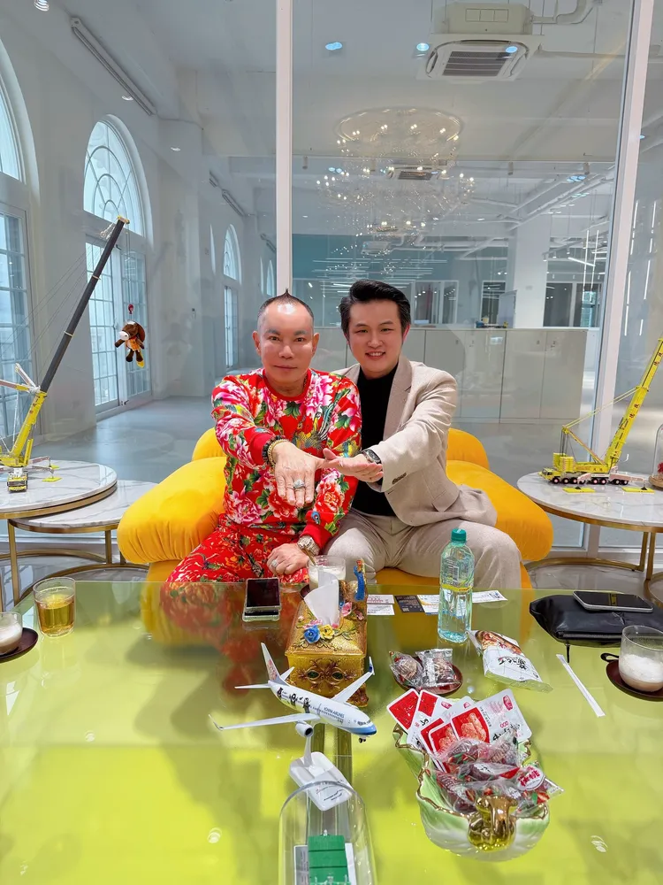 梁軒安拜訪「吊車大王」胡漢龑，稱謙虛學習。翻攝自梁軒安臉書