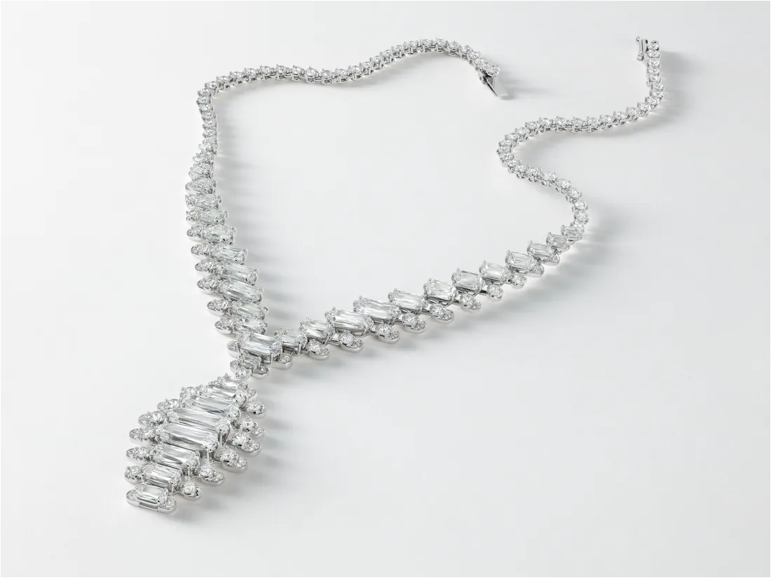 卡地亞EN ÉQUILIBRE頂級珠寶系列SPLENDAE項鍊，22顆長方形明亮式切割鑽石總重24.47克拉。品牌提供