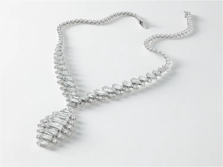 卡地亞EN ÉQUILIBRE頂級珠寶系列SPLENDAE項鍊，22顆長方形明亮式切割鑽石總重24.47克拉。品牌提供
