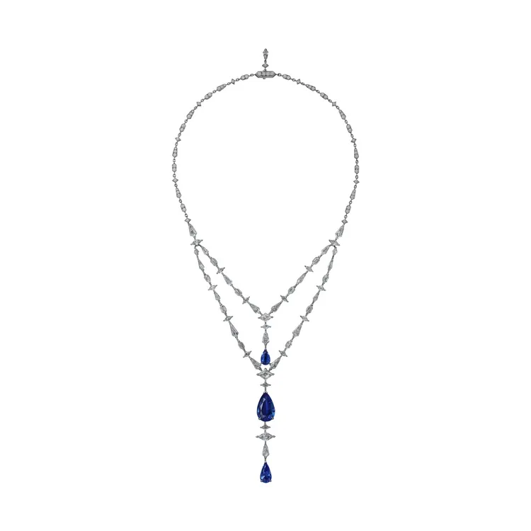 卡地亞EN ÉQUILIBRE頂級珠寶系列PARCAE項鍊，3顆來自馬達加斯加的梨形藍寶石總重16.59克拉。品牌提供
