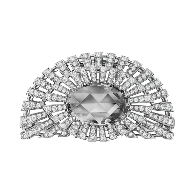 卡地亞EN ÉQUILIBRE頂級珠寶系列ASUKA胸針，鑲嵌一顆7.43克拉玫瑰式切割鑽石。品牌提供