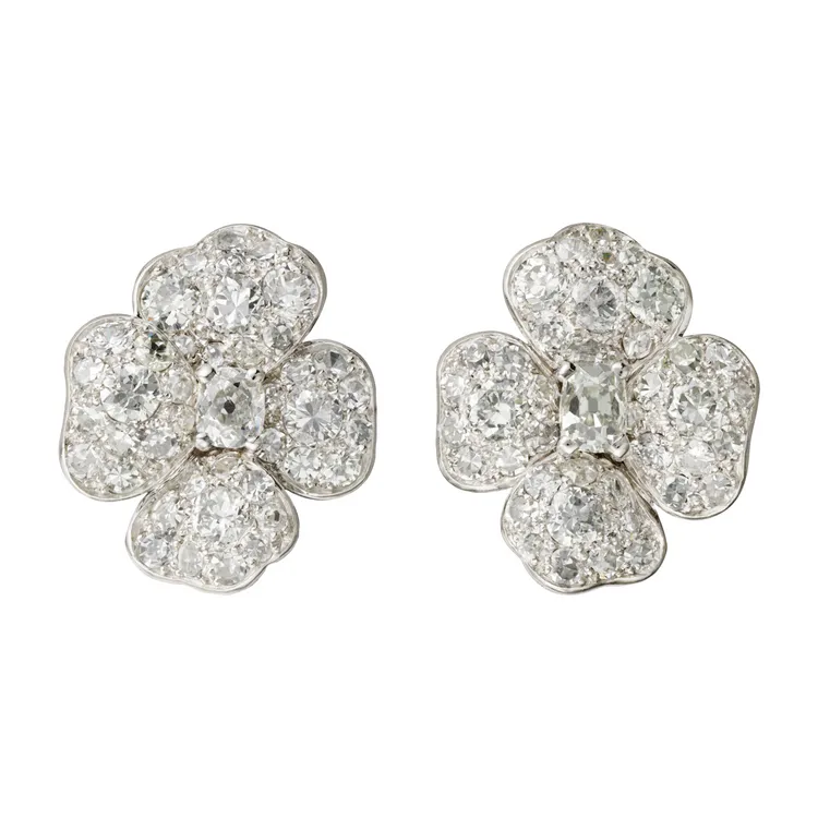古董耳環，鉑金與白K金鑲嵌鑽石(Cartier 巴黎，1942年)。品牌提供