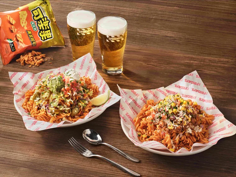 與可樂果合作，結合賽事轉播推出聯名限定餐點。TGI FRIDAYS提供