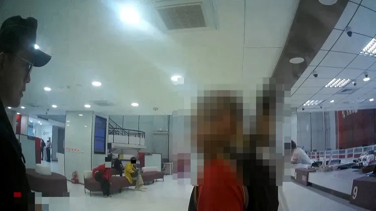 林男欲提領24萬投資，警方趕緊阻止。翻攝畫面