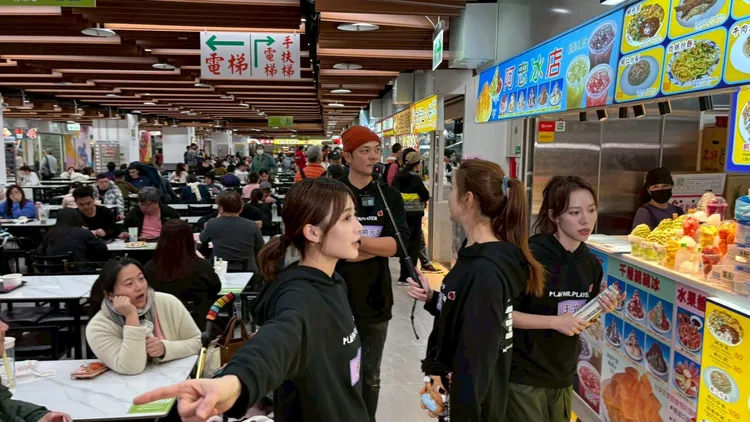 姚元浩（中）帶著隊員們在台北街頭全力狂奔，穿梭求勝。綜藝玩很大提供