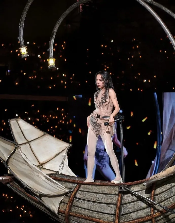 蔡依林中國演唱會站在海盜船上。翻攝追星文盲段黄派微博