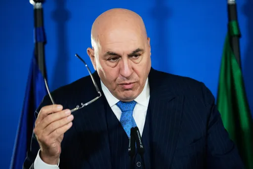 糗！義防長杜拜度假受困戰火　挨轟「全球笑柄」