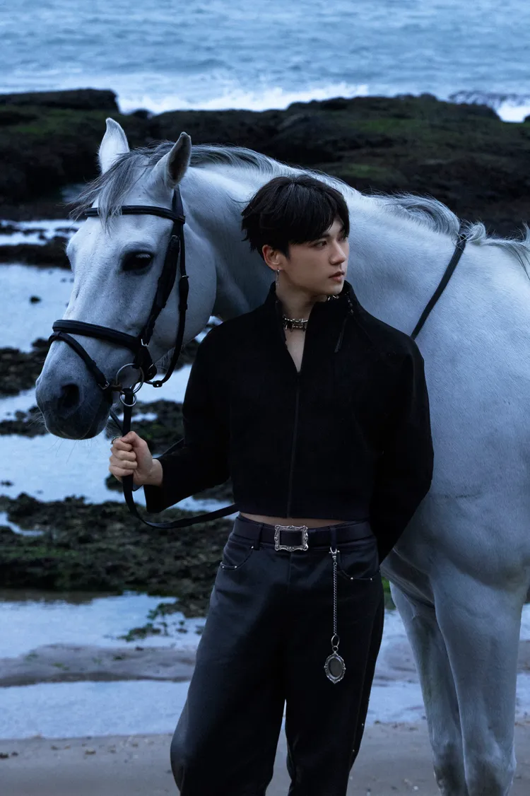 周祖安化身白馬王子。索尼提供