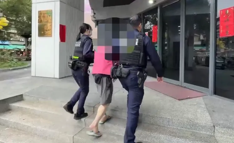 劉男不滿女友遭廖男女友推擠，臨陣倒戈持刀砍傷廖男，對方陣營也嚇一跳。翻攝畫面