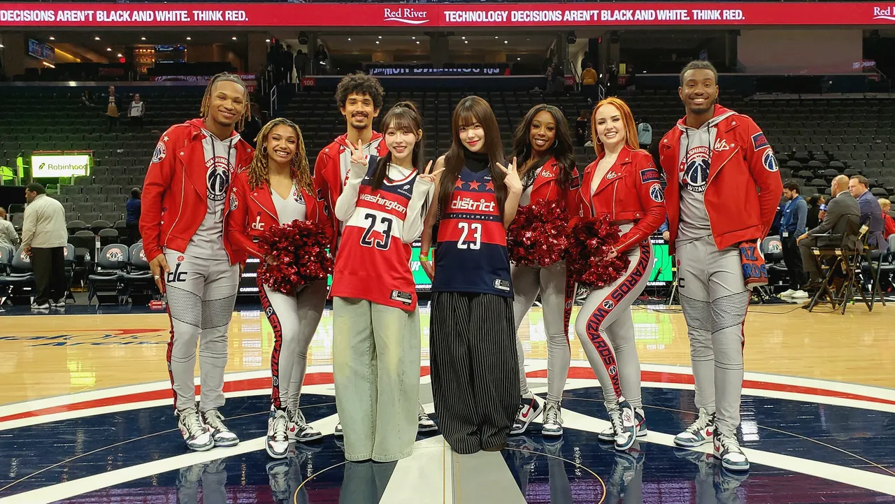 李多慧與林襄場中與巫師隊啦啦隊Wizards Dancers合影。味全龍提供