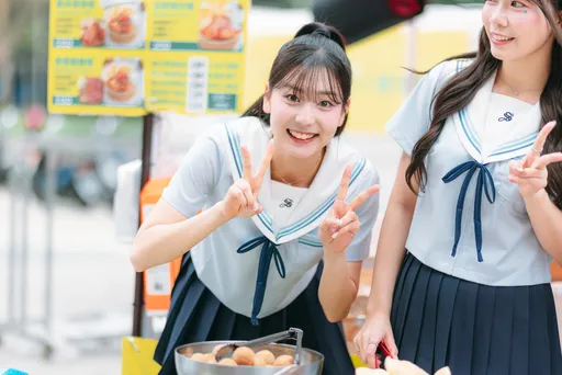 韓女神睦那京穿校服重回學生時代　「偷吃」遭抓包畫面曝光