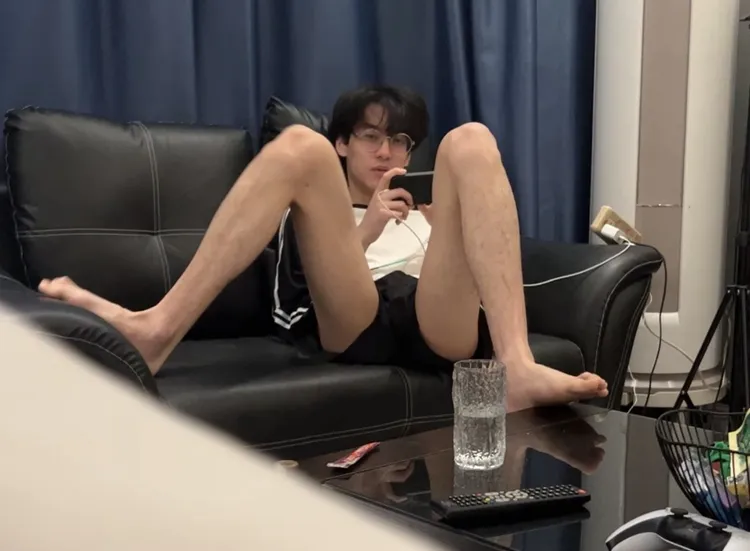 田栩寧雙腿大開照。翻攝九成美微博