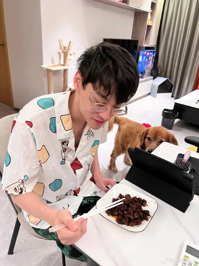 田栩寧素顏家居照。翻攝九成美微博