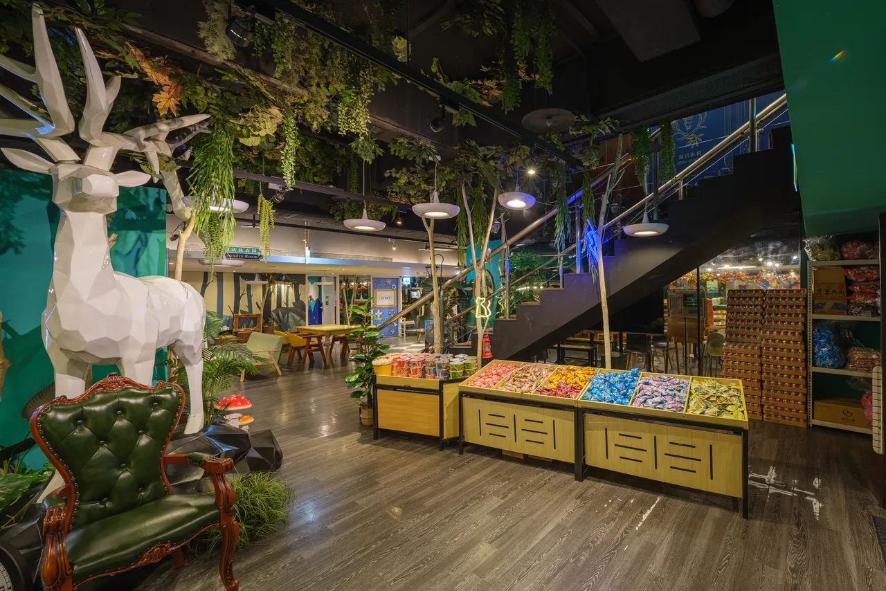 「路境行旅府前館」於轉播期間特別提供免費零食與飲料。業者提供