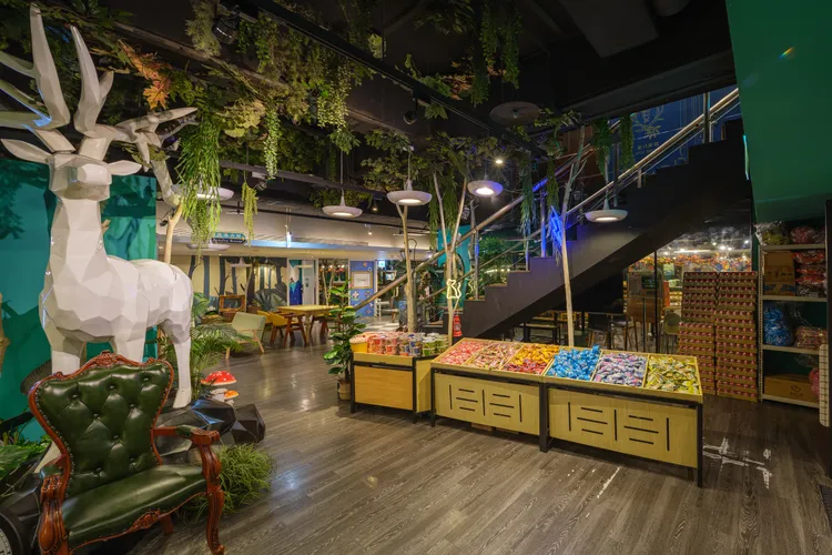 「路境行旅府前館」於轉播期間特別提供免費零食與飲料。業者提供