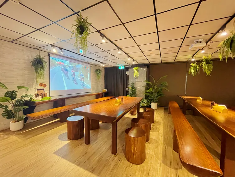 「路境行旅花蓮大同館」館內公共空間設有大型投影與音響設備，打造沉浸式觀賽氛圍。業者提供