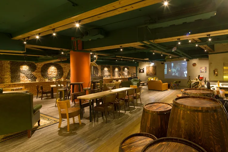 「路徒行旅中華館」館內公共空間設有大型投影與音響設備，打造沉浸式觀賽氛圍。業者提供