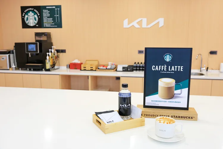 賞車的消費者可在Kia台北松江展示中心內享有星巴克咖啡服務。業者提供