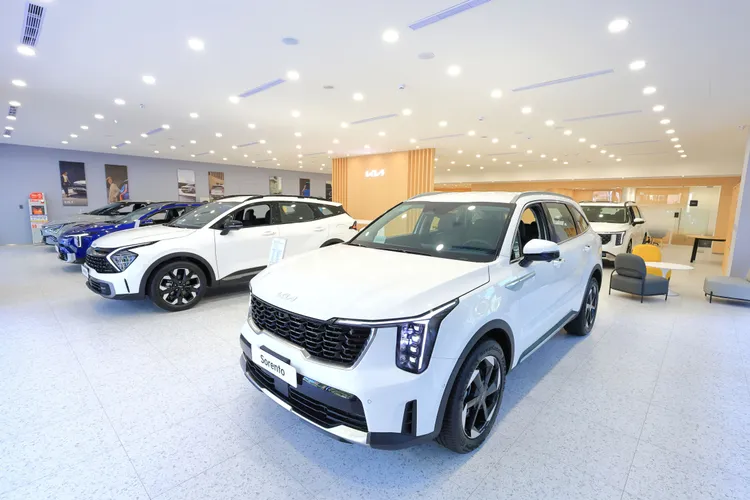 Kia台北松江1S展示中心擁有近130坪的室內空間，可同時展示6部車款，提供消費者超越期待的賞車體驗。業者提供
