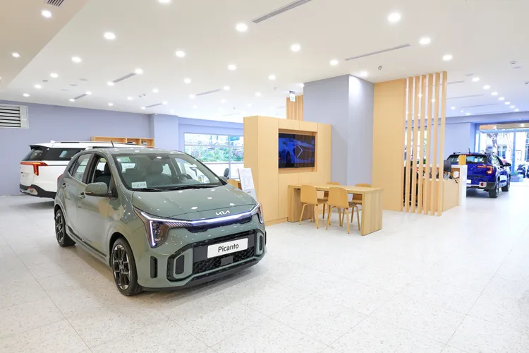 Kia台北松江展示中心室內空間運用品牌專屬的簡約設計語彙，搭配溫潤木質調的優雅質感，交織出靜謐且具現代感的美學氛圍。業者提供