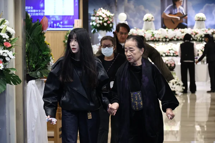 袁融牽著奶奶現身。彭欣偉攝