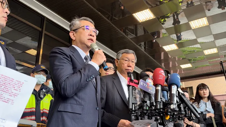 柯文哲的律師鄭深元說明聲請鑑定檢察官林俊言的6大理由。張欽攝