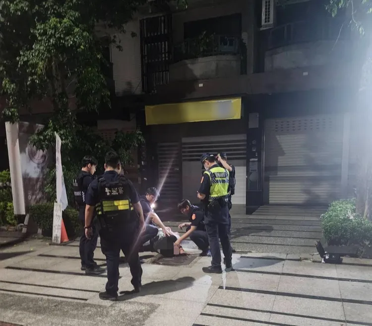 林男毒駕誤入輕軌路廊受困，情緒激動遭警保護管束。翻攝畫面