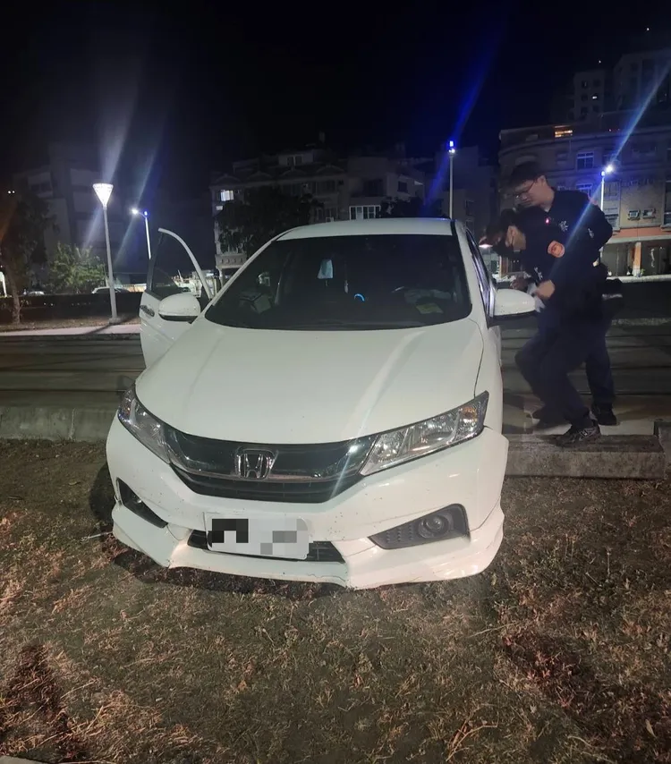 林男毒駕誤入輕軌路廊受困。翻攝畫面