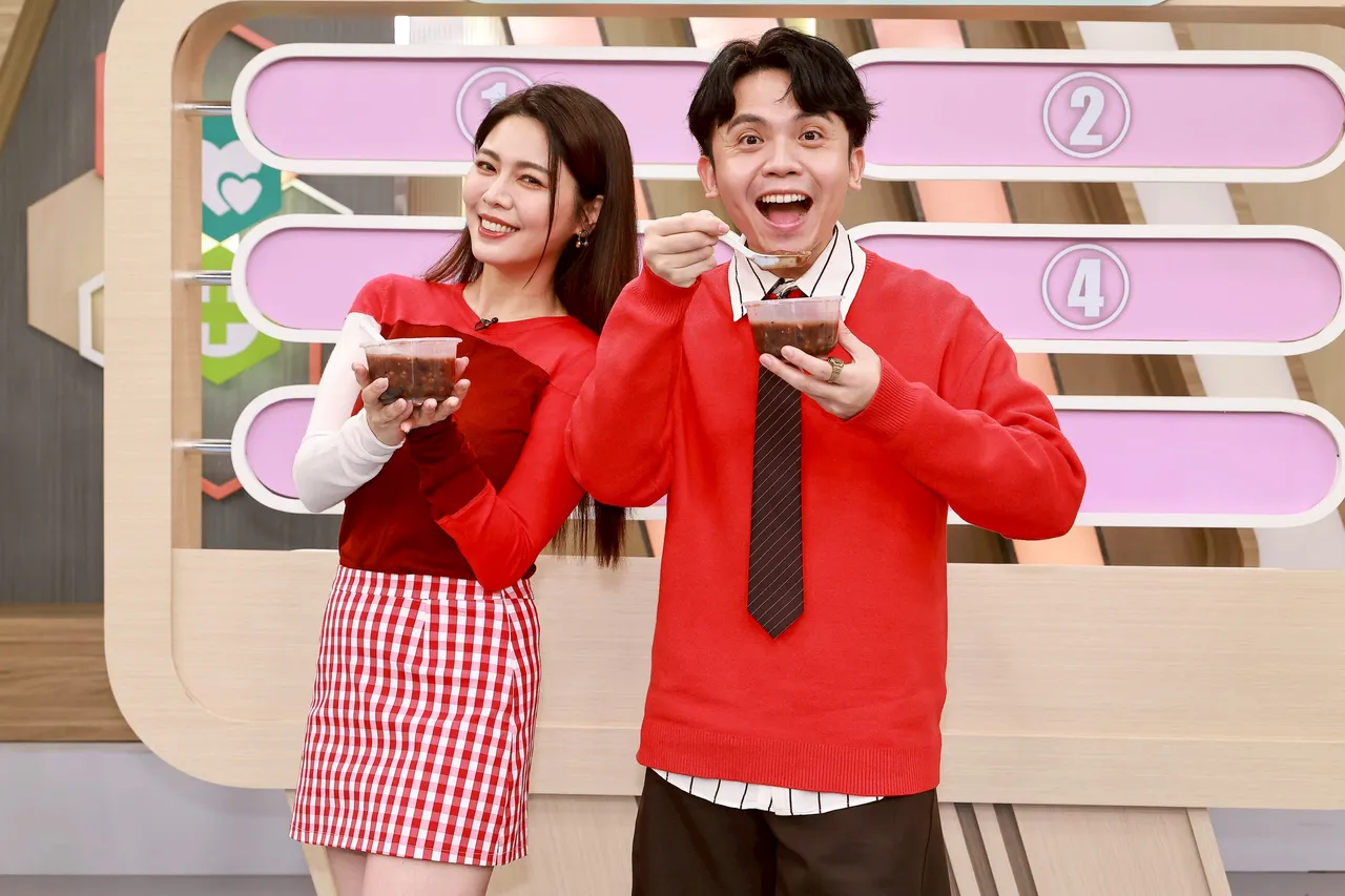 白家綺（左）和黃豪開心吃養生八寶粥。民視提供