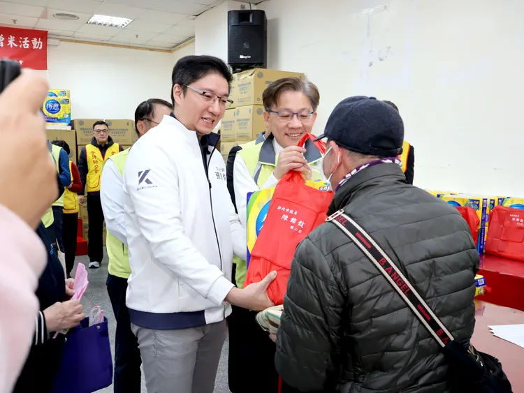 國民黨立委張智倫攜手會計師公會舉辦「春風送暖，溫馨關懷」贈米活動。張智倫提供