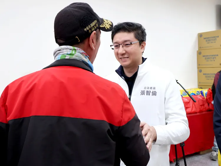 國民黨立委張智倫攜手會計師公會舉辦「春風送暖，溫馨關懷」贈米活動。張智倫提供