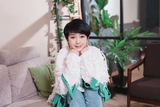 66歲玉女歌手老來俏！半夜玩「網戀」對象曝光　被大膽求愛「嫁給我」