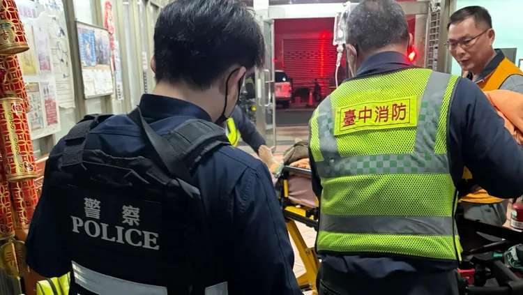 警消將鄧姓婦人送醫，治療後已無大礙。民眾提供