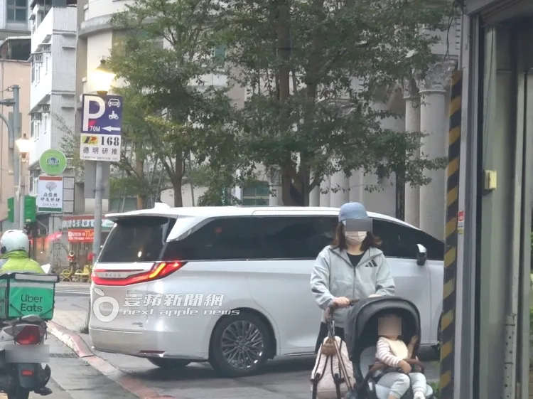 保母車先載沈玉琳回到內湖7000萬元豪宅。特勤中心攝