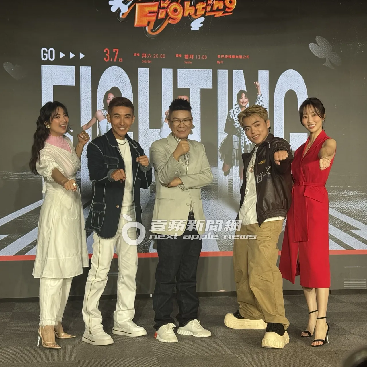 沈玉琳（中）與好友潘若迪，主持群阿喜、海產、夏語心合照。特勤中心攝