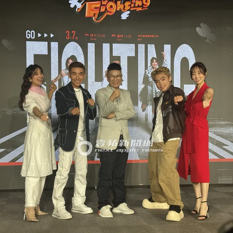 沈玉琳（中）與好友潘若迪，主持群阿喜、海產、夏語心合照。特勤中心攝