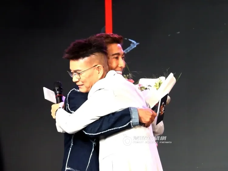 潘若迪到場獻花，給沈玉琳一個大大的擁抱為他打氣。特勤中心攝