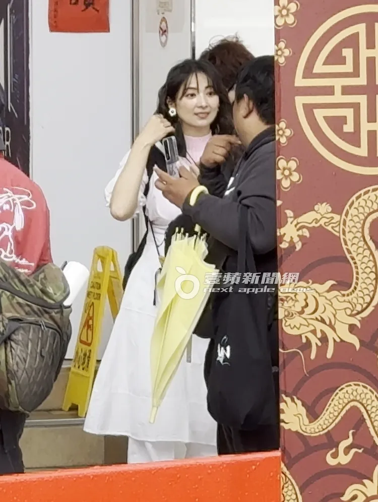 阿喜遇到熟識粉絲小聊了一下。特勤中心攝