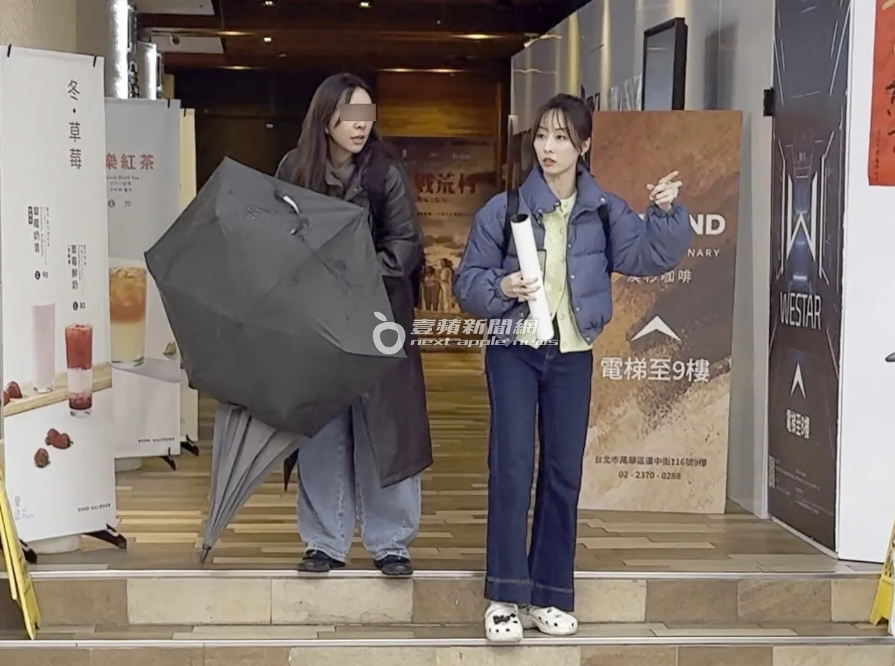 夏語心在記者會後換上私服，拿著節目宣傳海報離開。特勤中心攝