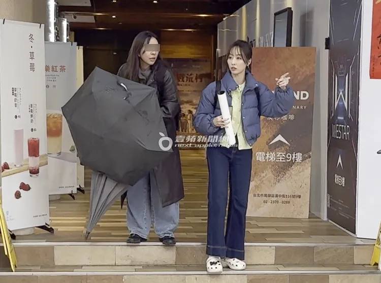 夏語心在記者會後換上私服，拿著節目宣傳海報離開。特勤中心攝