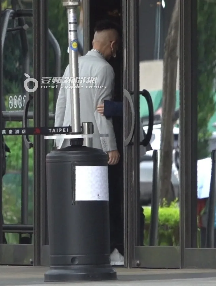 走在前方的芽芽見狀，馬上攙扶沈玉琳。特勤中心攝